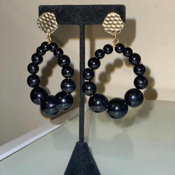 Black and gold post earrings. - Picture 1 of 2